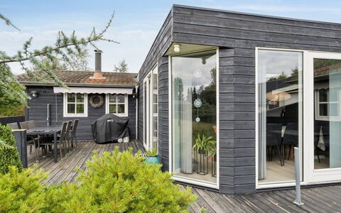 Byrial - 600M from the Sea: Hout, Deur, Huis, Siding, Verblijf, Dak, Huis, Hardwood, Garden Gebouwen, Veranda