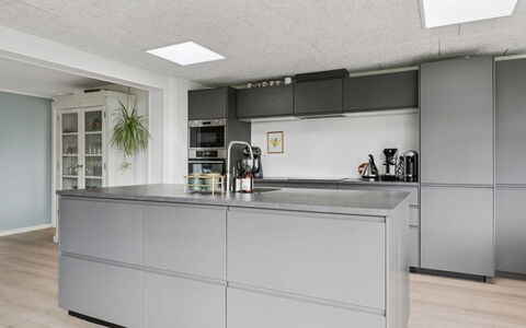 Byrial - 600M from the Sea: Keuken, Flooring, Cabinetry, Countertop, Interieur Ontwerp, Toestel Van De Keuken, Plafond, Verdieping, Major Appliance, Meubilair