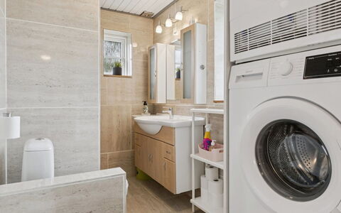 Byrial - 600M from the Sea: Flooring, Interieur Ontwerp, Verdieping, Hout, Wasmachine, Badkamerkast, Plafond, Loodgieterswerkinrichting, Wastafel, Major Appliance