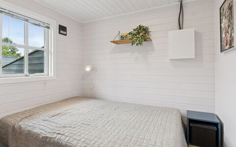 Byrial - 600M from the Sea: Hout, Flooring, Plafond, Verdieping, Interieur Ontwerp, Slaapkamer, Verlichting, Meubilair, Bed, Kamer