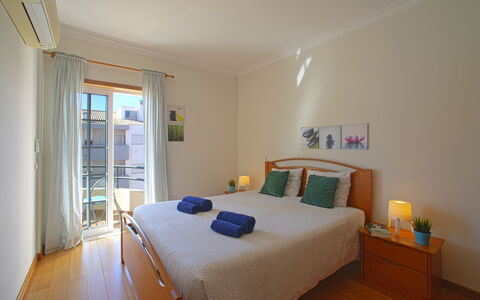 Sunny Beach Diamond: Meubilair, Eigendom, Comfort, Venster, Azure, Gebouw, Hout, Schaduw, Interieur Ontwerp