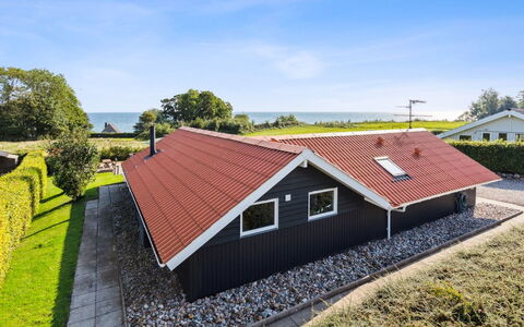 Algut - 75M from the Sea: Dak, Huis, Land Lot, Huis, Verblijf, Landgoed, Garden Gebouwen, Schaduw, Blokhut, Landscaping