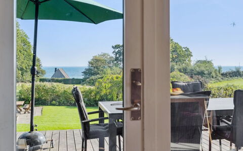 Algut - 75M from the Sea: Dak, Huis, Land Lot, Huis, Verblijf, Landgoed, Garden Gebouwen, Schaduw, Blokhut, Landscaping