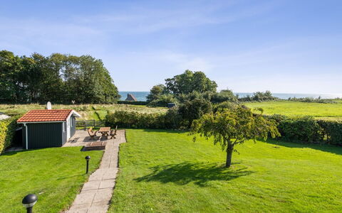 Algut - 75M from the Sea: Dak, Huis, Land Lot, Huis, Verblijf, Landgoed, Garden Gebouwen, Schaduw, Blokhut, Landscaping