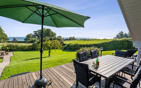 Algut - 75M from the Sea: Dak, Huis, Land Lot, Huis, Verblijf, Landgoed, Garden Gebouwen, Schaduw, Blokhut, Landscaping