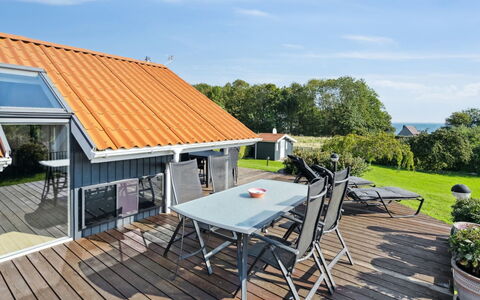 Algut - 75M from the Sea: Dak, Huis, Land Lot, Huis, Verblijf, Landgoed, Garden Gebouwen, Schaduw, Blokhut, Landscaping