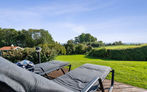 Algut - 75M from the Sea: Dak, Huis, Land Lot, Huis, Verblijf, Landgoed, Garden Gebouwen, Schaduw, Blokhut, Landscaping
