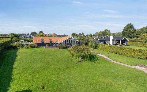 Algut - 75M from the Sea: Dak, Huis, Land Lot, Huis, Verblijf, Landgoed, Garden Gebouwen, Schaduw, Blokhut, Landscaping