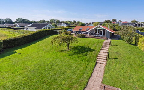 Algut - 75M from the Sea: Dak, Huis, Land Lot, Huis, Verblijf, Landgoed, Garden Gebouwen, Schaduw, Blokhut, Landscaping