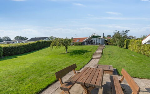 Algut - 75M from the Sea: Dak, Huis, Land Lot, Huis, Verblijf, Landgoed, Garden Gebouwen, Schaduw, Blokhut, Landscaping