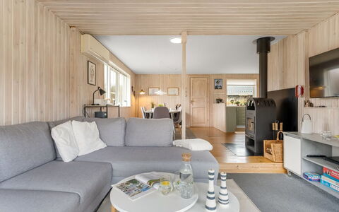 Eloise - 400M from the Sea: Hout, Flooring, Verdieping, Bankstel, Meubilair, Interieur Ontwerp, Woonkamer, Kamer, Plafond, Huis