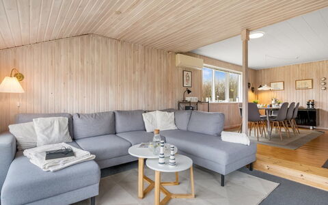 Eloise - 400M from the Sea: Flooring, Hout, Interieur Ontwerp, Bankstel, Meubilair, Verdieping, Woonkamer, Plafond, Kamer, Huis