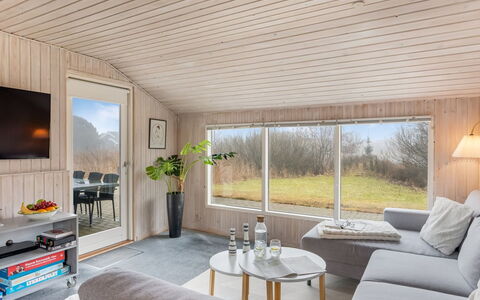Eloise - 400M from the Sea: Hout, Meubilair, Plafond, Huis, Kamer, Woonkamer, Verblijf, Hardwood, Bankstel