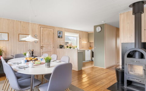 Eloise - 400M from the Sea: Interieur Ontwerp, Meubilair, Flooring, Hout, Verdieping, Plafond, Kamer, Keuken En Eettafel, Verlichting, Woonkamer