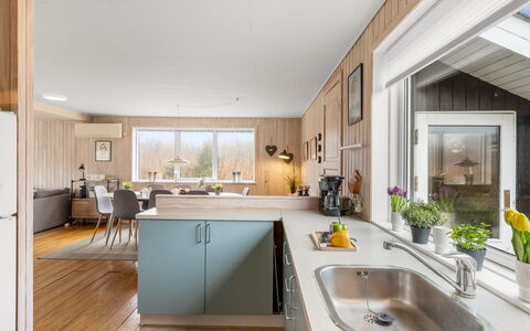Eloise - 400M from the Sea: Keuken, Countertop, Toestel Van De Keuken, Hout, Interieur Ontwerp, Major Appliance, Meubilair, Plafond, Flooring, Cabinetry