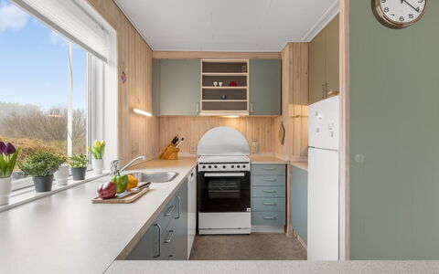Eloise - 400M from the Sea: Keuken, Toestel Van De Keuken, Countertop, Interieur Ontwerp, Flooring, Meubilair, Major Appliance, Hout, Cabinetry, Plafond