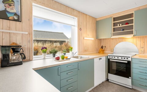 Eloise - 400M from the Sea: Keuken, Hout, Interieur Ontwerp, Flooring, Countertop, Toestel Van De Keuken, Meubilair, Plafond, Cabinetry, Major Appliance