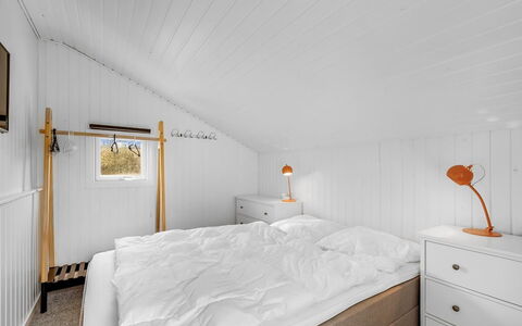 Eloise - 400M from the Sea: Hout, Plafond, Slaapkamer, Flooring, Interieur Ontwerp, Verdieping, Bed, Verlichting, Bedding, Laken