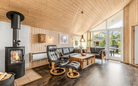Rekke - 300M to the Fjord: Hout, Plafond, Flooring, Interieur Ontwerp, Meubilair, Houten Vloer, Huis, Verdieping, Woonkamer, Hardwood