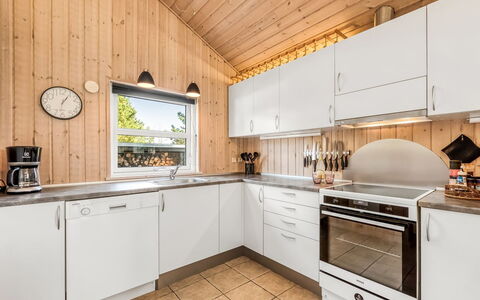 Rekke - 300M to the Fjord: Hout, Keuken, Plafond, Toestel Van De Keuken, Interieur Ontwerp, Countertop, Major Appliance, Flooring, Huis, Cabinetry