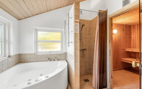 Rekke - 300M to the Fjord: Flooring, Interieur Ontwerp, Verdieping, Loodgieterswerkinrichting, Plafond, Hout, Badkamer, Bad, Loodgieter, Verlichting