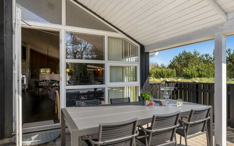 Rekke - 300M to the Fjord: Veranda, Huis, Deur, Verblijf, Plafond, Siding, Dek, Schaduw, Luifel, Landgoed