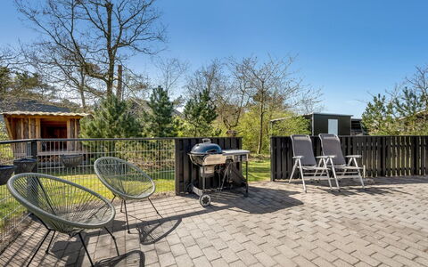 Rekke - 300M to the Fjord: Hout, Meubilair, Buitenmeubels, Dek, Tuin, Stoel, Hardwood, Schaduw, Buitentafel, Veranda