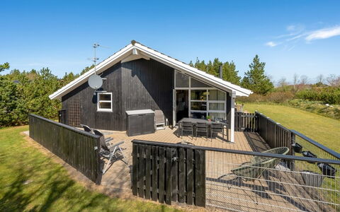 Rekke - 300M to the Fjord: Hout, Huis, Verblijf, Huis, Dak, Veranda, Siding, Plank, Hardwood, Landgoed