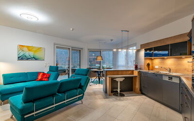 Adlerblick Alpe Maritima Ski & See - 22 100.19: Meubilair, Bankstel, Tafel, Countertop, Slaapbank, Interieur Ontwerp, Huis, Stoel, Woonkamer, Verdieping