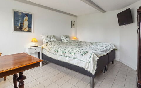 Arnora - 48Km from the Sea: Bed, Slaapkamer, Meubilair, Laken, Interieur Ontwerp, Verdieping, Bedding, Plafond, Kamer, Bed Frame