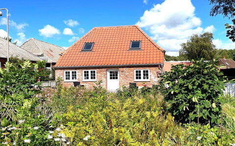 Arnora - 48Km from the Sea: Meubilair, Interieur Ontwerp, Flooring, Hout, Verdieping, Plafond, Houten Vloer, Stoel, Tafel, Verlichting