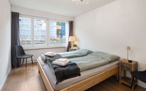 Davos 280: Bed, Slaapkamer, Interieur Ontwerp, Laken, Bedding, Flooring, Hout, Verdieping, Meubilair, Plafond