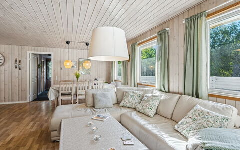 Viljo - 30Km from the Sea: Hout, Interieur Ontwerp, Plafond, Meubilair, Huis, Flooring, Bankstel, Verdieping, Woonkamer, Kamer