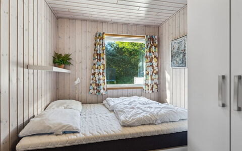 Viljo - 30Km from the Sea: Hout, Interieur Ontwerp, Meubilair, Slaapkamer, Flooring, Bed, Verdieping, Plafond, Huis, Kamer