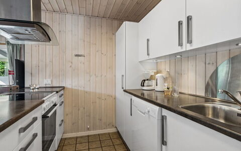 Viljo - 30Km from the Sea: Flooring, Keuken, Hout, Countertop, Interieur Ontwerp, Plafond, Verdieping, Toestel Van De Keuken, Major Appliance, Cabinetry