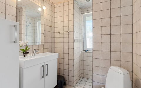 Viljo - 30Km from the Sea: Muur, Flooring, Loodgieterswerkinrichting, Badkamer, Verdieping, Interieur Ontwerp, Toilet, Wc Bril, Loodgieter, Tegel