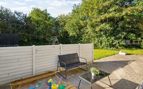 Viljo - 30Km from the Sea: Hout, Buitenmeubels, Meubilair, Tuin, Backyard, Hardwood, Buitentafel, Plank, Schaduw, Stoel