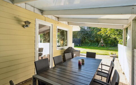 Viljo - 30Km from the Sea: Hout, Meubilair, Veranda, Plafond, Interieur Ontwerp, Deur, Verdieping, Flooring, Huis, Schaduw