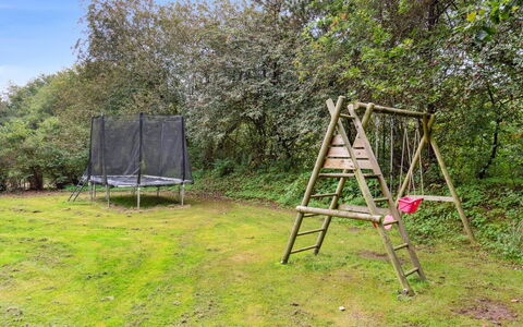 Viljo - 30Km from the Sea: Land Lot, Speeltoestel, Tuin, Gazon, Schaduw, Park, Schommel, Bos, Backyard