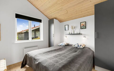 Sylwia - from the Sea: Hout, Interieur Ontwerp, Slaapkamer, Plafond, Bed, Huis, Verdieping, Meubilair, Flooring, Bed Frame