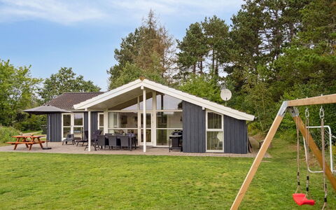 Thjodulf - 300M from the Sea: Huis, Dak, Verblijf, Landgoed, Gazon, Garden Gebouwen, Schaduw, Landscaping, Boerderij, Veranda