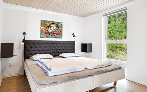 Thjodulf - 300M from the Sea: Meubilair, Bed, Slaapkamer, Interieur Ontwerp, Hout, Flooring, Verdieping, Bedding, Laken, Kamer