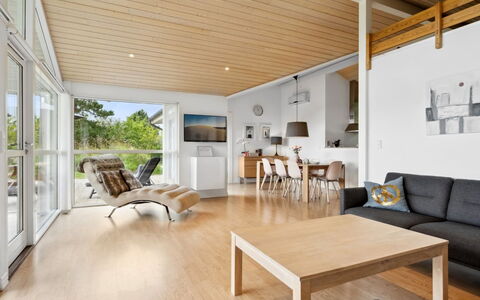 Thjodulf - 300M from the Sea: Flooring, Interieur Ontwerp, Verdieping, Houten Vloer, Hout, Plafond, Meubilair, Woonkamer, Laminaatvloer, Bankstel