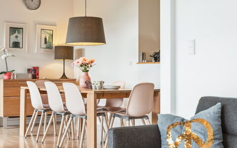 Thjodulf - 300M from the Sea: Meubilair, Interieur Ontwerp, Flooring, Hout, Verdieping, Stoel, Keuken En Eettafel, Tafel, Kamer, Eetkamer
