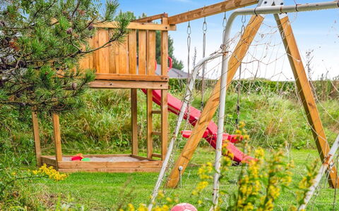 Thjodulf - 300M from the Sea: Speeltoestel, Dia Van De Speelplaats, Tuin, Backyard, Ladder, Gazon, Chute, Werf, Speelplaats