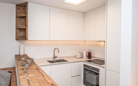 Pontresina 15: Keuken, Interieur Ontwerp, Countertop, Flooring, Meubilair, Hout, Cabinetry, Toestel Van De Keuken, Verdieping, Plafond