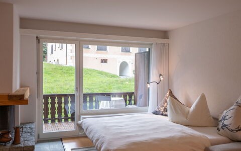 Pontresina 15: Meubilair, Gebouw, Comfort, Venster, Tafel, Hout, Textiel, Schaduw, Hoofdkussen