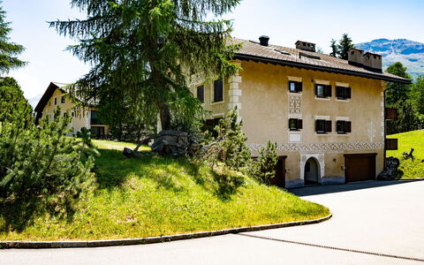 Pontresina 15: Gebouw, Fabriek, Lucht, Venster, Boom, Huis, Land Lot, Verblijf, Buurt, Weg Oppervlak