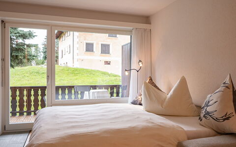 Pontresina 15: Meubilair, Eigendom, Fabriek, Gebouw, Comfort, Venster, Hout, Textiel, Interieur Ontwerp, Schaduw