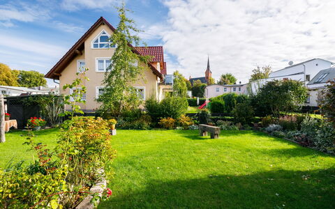 Schneider: Wolk, Lucht, Fabriek, Eigendom, Natuurlijk Landschap, Boom, Land Lot, Vegetation, Gras, Woongebied